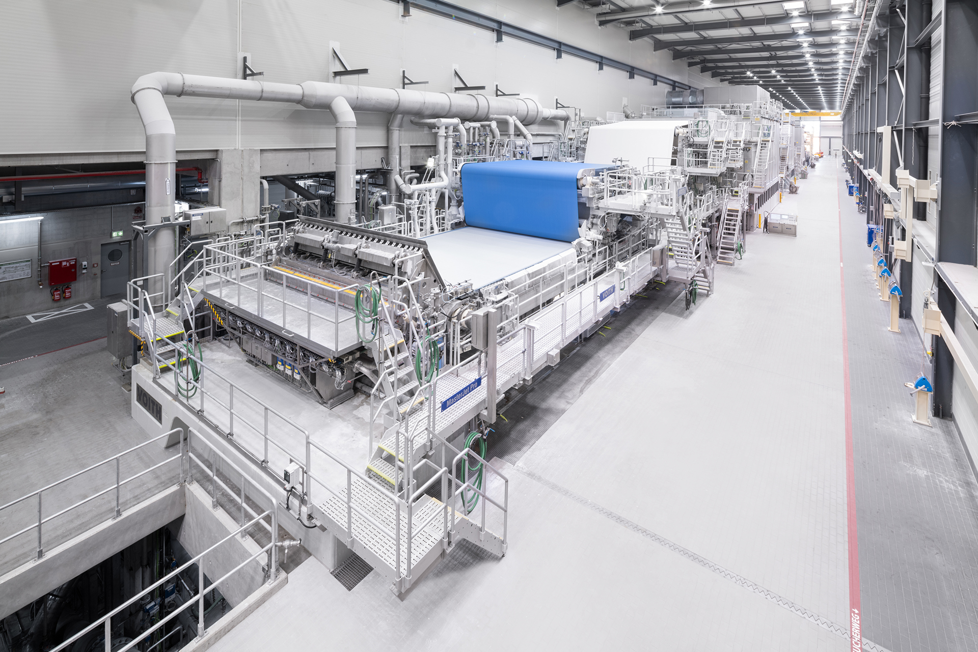 Papiermaschine in einer Industriehalle