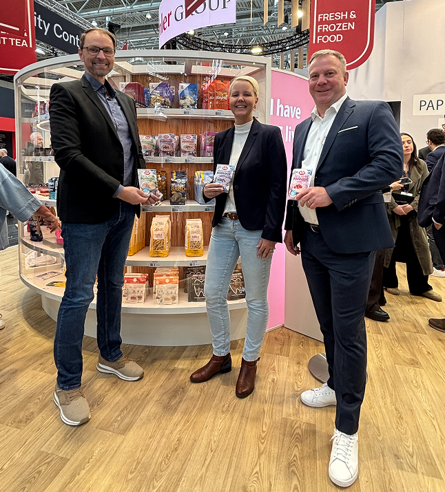 Gruppenfoto mit Dieter Ummen und Martina Baumann von RUF mit Stefan Sinning von Koehler Paper auf einem Messestand.