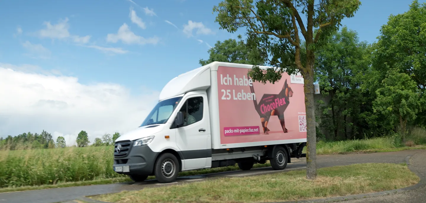 Ein kleiner Lkw mit der Koehler-Katze auf dem Weg durch Deutschland