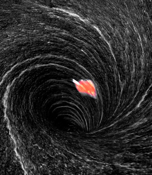 Dunkler Strudel aus rotierendem Papierbrei mit einem roten Verpackungsrest, dargestellt als dynamisches abstraktes Motiv