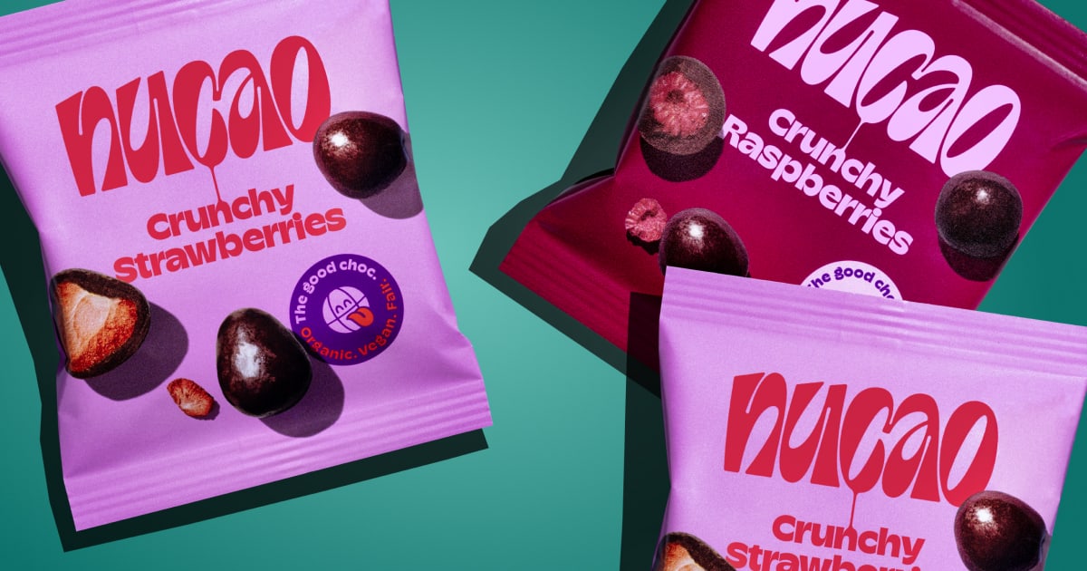 Bunte nucao-Snackbeutel f&uuml;r Mandeln, Erdbeeren und andere Sorten liegen verstreut auf t&uuml;rkisem Hintergrund mit N&uuml;ssen.